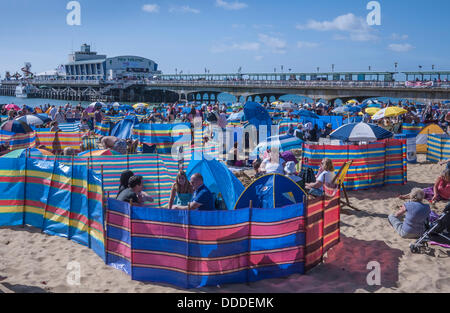 Bournemouth, affollata spiaggia presso l'annuale Festival di aria, Dorset, Inghilterra, Regno Unito. Foto Stock