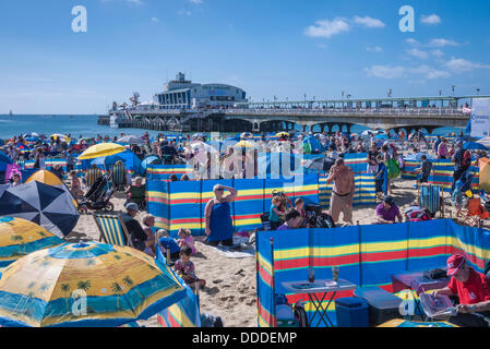 Bournemouth, affollata spiaggia presso l'annuale Festival di aria, Dorset, Inghilterra, Regno Unito. Foto Stock