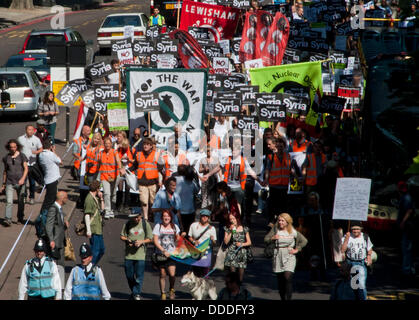 Londra, Regno Unito. 31/08/2013. Oltre un migliaio di manifestanti hanno marciato al Parlamento a un arresto della coalizione bellica protesta. I manifestanti sono argomentando contro un intervento militare in Siria. Foto Stock