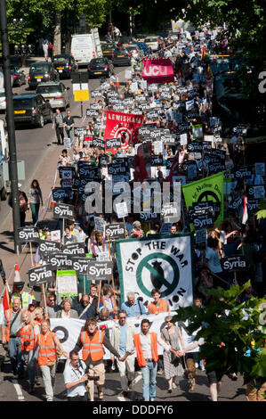 Londra, Regno Unito. 31/08/2013. Oltre un migliaio di manifestanti hanno marciato al Parlamento a un arresto della coalizione bellica protesta. I manifestanti sono argomentando contro un intervento militare in Siria. Foto Stock