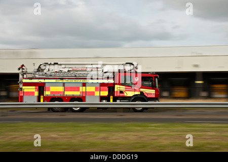 Scottish di soccorso ed antincendio carrello di servizio accelerando lungo la strada a doppia carreggiata di rispondere a un chiamata 999 a Dundee, Regno Unito Foto Stock