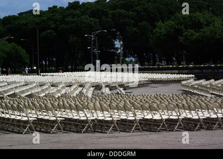 Righe di bianco sedie pieghevoli Foto Stock