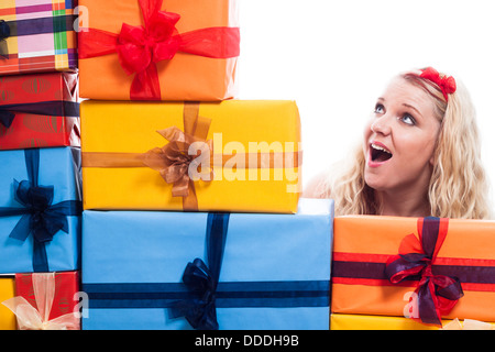 Sorpreso donna guardando molti presenta, isolato su sfondo bianco. Foto Stock