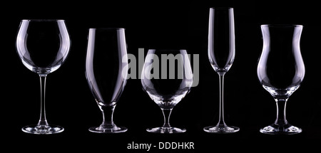 Bicchiere vuoto impostato isolata su uno sfondo nero - birra, vino, champagne,scotch,cocktail Foto Stock