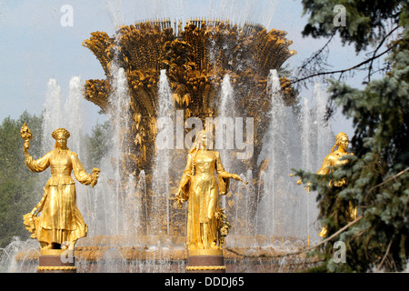 Ragazza con fontana di amicizia dei popoli a Mosca il vdnh Foto Stock