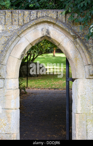 Vista attraverso un gateway nella Ernest Wilson giardino, Chipping Campden. Foto Stock