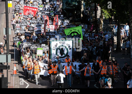 Marzo contro la guerra in Siria lungo il Victoria Embankment London, Regno Unito 31/08/2013 © Mario Mitsis / WENN Foto Stock