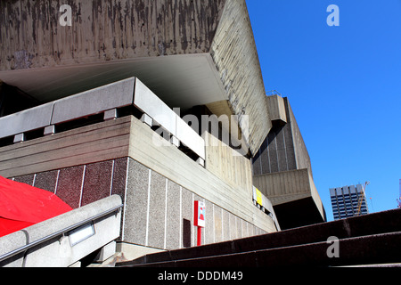 Passi che conducono fino al Teatro Nazionale nella Southbank, London, Regno Unito Foto Stock