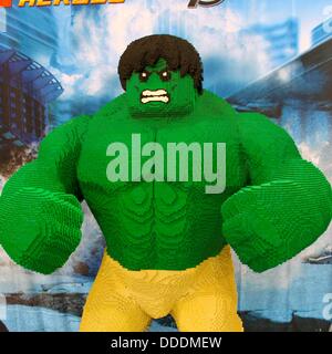The Incredible Hulk dai fumetti di meraviglia è di 8 metri di altezza, costituito da oltre 80.000 pezzi di Lego e pesa 400 libbre. Foto Stock