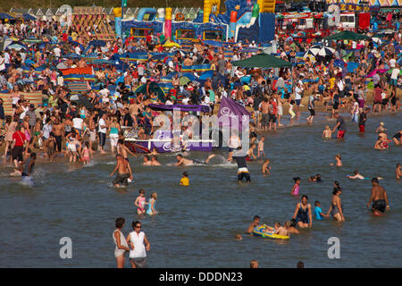 Bournemouth, Regno Unito sabato 31 agosto 2013. Migliaia godetevi le calde giornate di sole sul mare di Bournemouth, Regno Unito. Un riportato 404,000 persone accorrevano al mare per guardare il Bournemouth Air Festival e godersi il caldo clima soleggiato. © Carolyn Jenkins/Alamy Live News Foto Stock