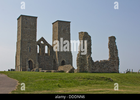 Le torri gemelle delle rovine della chiesa di Santa Maria a Reculver sulla costa nord del Kent. Foto Stock