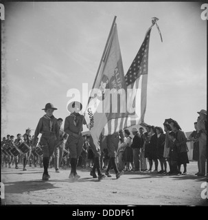 Questa fotografia mostra i membri di una truppa di Boy Scout al Gila River Relocation Center di Rivers, Arizona. Il campo ospitò evacuati nippo-americani durante la seconda guerra mondiale Foto Stock