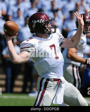 Colorado Springs, Colorado, Stati Uniti d'America. 31 Agosto, 2013. Colgate quarterback, Gavin McCarney #7, durante il periodo di apertura dell'azione tra il Colgate predatori e la Air Force Academy falchi al Falcon Stadium, U.S. Air Force Academy, Colorado Springs, CO. Air Force ha sconfitto Colgate 38-13. © csm/Alamy Live News Foto Stock