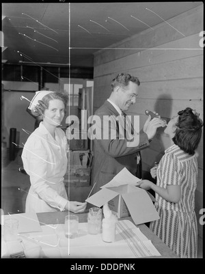 Il Dr. Gerald A. Duffy, un medico residente, viene mostrato mentre esamina un paziente al Granada Relocation Center (Amache), Colorado, un ex campo di internamento giapponese-americano durante la seconda guerra mondiale Foto Stock