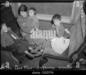 Lone Pine, California. La madre e il bambino agli sfollati di ascendenza giapponese su questo treno in rotta per il . . . 536224 Foto Stock