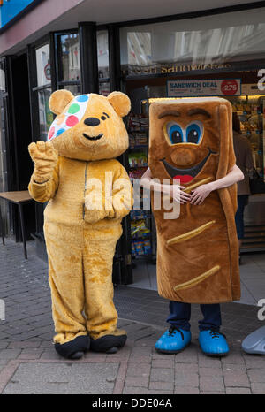 Kendal, Cumbria, Regno Unito. 31 Agosto, 2013. Mintfest, Kendal il Festival internazionale delle arti di strada, ora nel suo settimo anno. I bambini in stato di bisogno mascotte al Mintfest Street Arts Festival 2013, un vivo dei laghi di evento di fine settimana nel distretto del lago che mostra alcuni dei migliori provenienti da tutto il mondo che hanno effettuato , la danza contemporanea, circo, commedia, musica e acrobazie all'aperto nelle fasi, strade e parchi di Kendal. © Mar fotografico/Alamy Live News Foto Stock