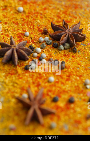 Spezie colorate sulla piastra Foto Stock