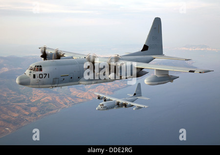 US Marine Corps KC-130J Hercules velivoli da trasporto con scopi speciali Air-Ground Marine Task Force di risposta alla crisi di condurre una formazione volo Agosto 22, 2013 in Spagna. Foto Stock