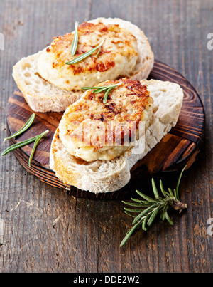 Fishcake panini bianchi su sfondo di legno Foto Stock