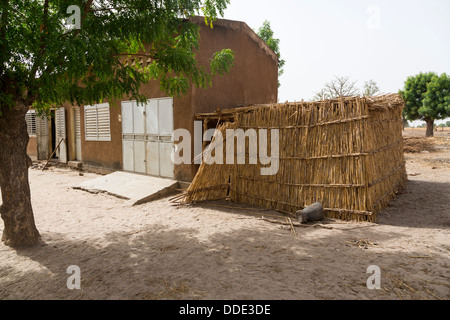 Aula per adulti le classi di alfabetizzazione, fatta di steli di miglio, Santhiou Mboutou Village, Senegal. Un programma di Africare. Foto Stock