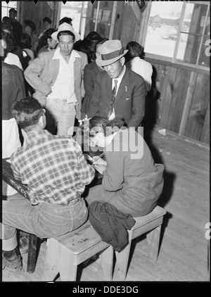 Manzanar Relocation Center, Manzanar, California. Sfollati da Elk Grove, California, firma fino f . . . 538491 Foto Stock