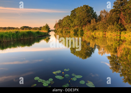 Tramonto nella provincia di Groninga, vicino al piccolo villaggio di Midwolde sul canale di entrare Leekstermeer. Foto Stock