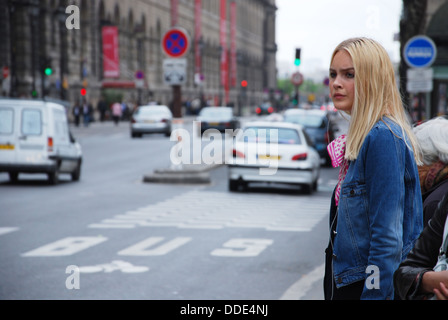 Attraversando la strada a Parigi centro, Francia Foto Stock