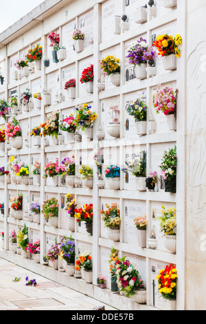 Molte tombe verticali in San Michele cimitero, Venezia, Italia. Foto Stock
