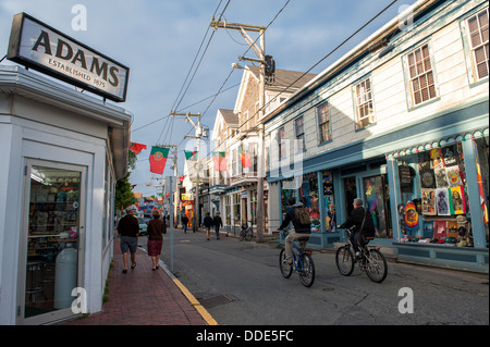 Tranquilla scena di strada commerciale in a Provincetown, ma sulla soleggiata una serata estiva in giugno. Foto Stock