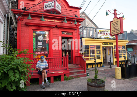 Tranquilla scena di strada commerciale in a Provincetown, ma sulla soleggiata una serata estiva in giugno. Foto Stock