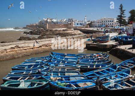 Vista sul porto di pesca ai bastioni e medina Foto Stock