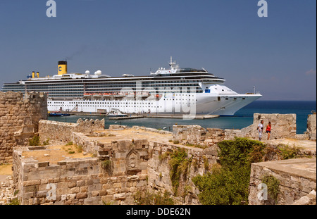 Nave da crociera "Costa Mediterranea' ormeggiato presso la città di Kos con la fortezza di Kos in primo piano , KOS, DODECANNESO Isola Gruppo, Grecia. Foto Stock