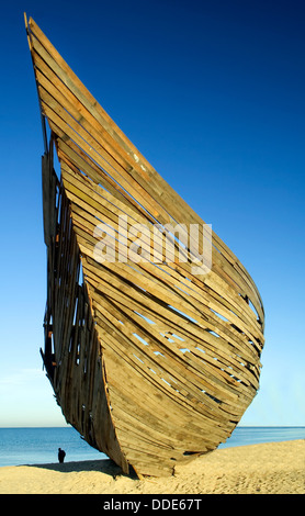 Marciume dello scafo in legno di una nave abbandonati sulla spiaggia Foto Stock