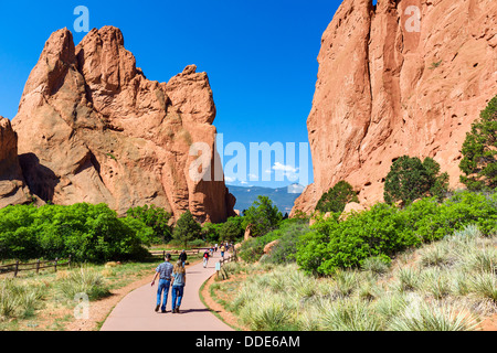 Walkers nel Giardino degli dèi parco pubblico, Colorado Springs, Colorado, STATI UNITI D'AMERICA Foto Stock