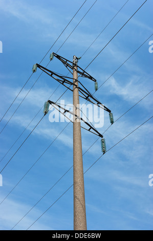 Alta tensione polo di alimentazione contro il cielo blu Foto Stock