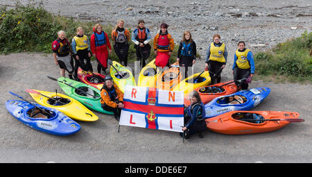 Aberystwyth Wales UK, domenica 1 settembre 2013. Un gruppo di 11 donne di età compresa tra 20 e 62, tutti i membri di Aber Kayakers (Aberystwyth Kayak Club) impostazione disattivata su un 10km ocean kayak viaggio da porto a Aberystwyth, Borth, per raccogliere fondi per il RNLI. Credito: keith morris/Alamy Live News Foto Stock