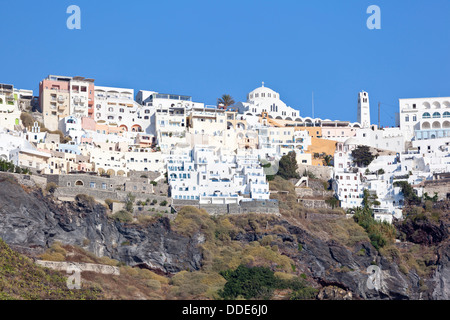 Fira la capitale di Santorini, Grecia visto dal livello del mare. Foto Stock