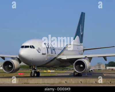 AP-BEG PIA Pakistan International Airlines Airbus A310-308 - CN 653 rullaggio 21luglio2013 pic-003 Foto Stock