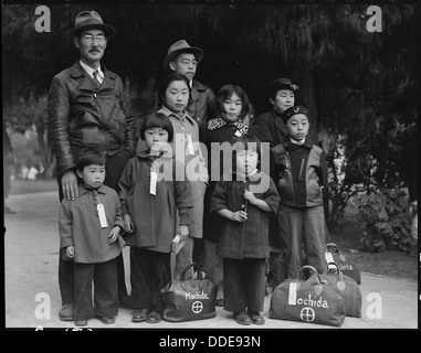 Fotografia di membri della famiglia Mochida in attesa di evacuazione 537505 Foto Stock