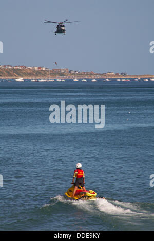 Persona che pendono dalla Royal Navy merlin elicottero sul primo giorno del Bournemouth Air Festival © Carolyn Jenkins/Alamy Live Foto Stock