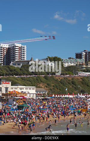 Bournemouth, Regno Unito sabato 31 agosto 2013. Un riportato 404,000 persone accorrevano al mare per guardare il terzo giorno del Bournemouth Air Festival e godersi il caldo clima soleggiato. Le frecce rosse per iniziare la giornata Foto Stock