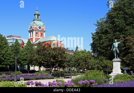 Stoccolma, Svezia. Kungstradgarden con Karl XII statua e Chiesa di St. Jacobs. Allium e aiuole di lavanda. Foto Stock