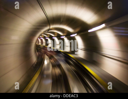 Attraversando il tunnel della metropolitana (dall'aeroporto di Zurigo) Foto Stock