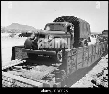 Al Poston Internment Camp in Arizona, sono in corso lavori di costruzione utilizzando vecchi camion del Civilian Conservation Corps (CCC). Questi veicoli sono stati riutilizzati per aiutare a costruire il campo durante la seconda guerra mondiale, dove i giapponesi americani sono stati trasferiti con la forza. Foto Stock