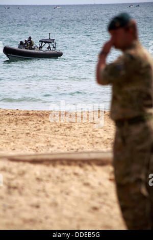 Royal Marines Commando commandos effettuare beach assault on l'ultimo giorno del Bournemouth Air Festival Credito: Carolyn Jenkins/Alamy Live News Foto Stock