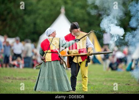 Il 'Berkeley Skirmish' reinactments medievale a Berkeley Castle vicino a Gloucester dove il cinquecentesimo anniversario della battaglia di Fl Foto Stock