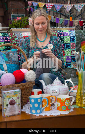 Kendal, Cumbria, Regno Unito. 31 Agosto, 2013. Louise Singleton da Kendal gruppo "Homespun in Kendal' all'Mintfest Street Arts Festival 2013, un vivo dei laghi di evento di fine settimana nel distretto del lago con artisti provenienti da tutto il mondo che hanno effettuato , la danza contemporanea, circo, commedia, musica per le strade e parchi di Kendal. Credito: Cernan Elias/Alamy Live News Foto Stock