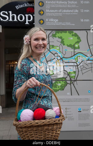 Kendal, Cumbria, Regno Unito. 31 Agosto, 2013. Louise Singleton da Kendal gruppo "Homespun in Kendal' all'Mintfest Street Arts Festival 2013, un vivo dei laghi di evento di fine settimana nel distretto del lago con artisti provenienti da tutto il mondo che hanno effettuato , la danza contemporanea, circo, commedia, musica per le strade e parchi di Kendal. Credito: Cernan Elias/Alamy Live News Foto Stock