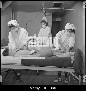 Poston, Arizona. Registered Nurse, la sig.ra Edythe Sasser, è assistita da Yoshiko Konatsu, infermiere, aiuto . . . 537105 Foto Stock