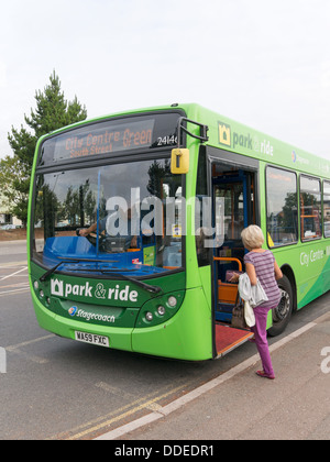 Donna di imbarco e parcheggio autobus presso il Parco Matford fermata a Exeter, England, Regno Unito Foto Stock